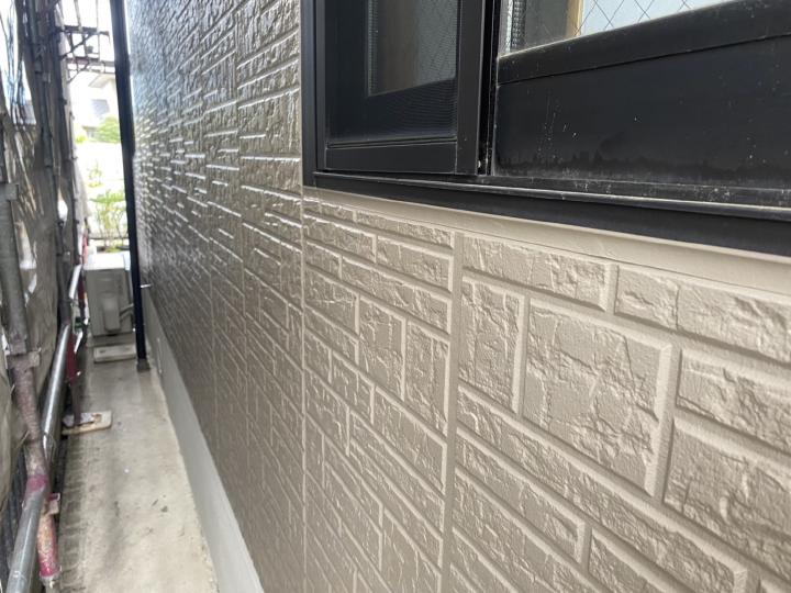 サッシ廻りで施工したシーリングの上も塗装で仕上げました。