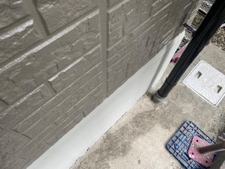 基礎巾木の塗装を行いました。