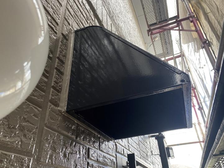 換気フードの塗装を行いました。