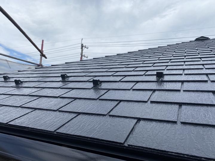 屋根は劣化しやすいので遮熱タイプ無機塗料で仕上げました。