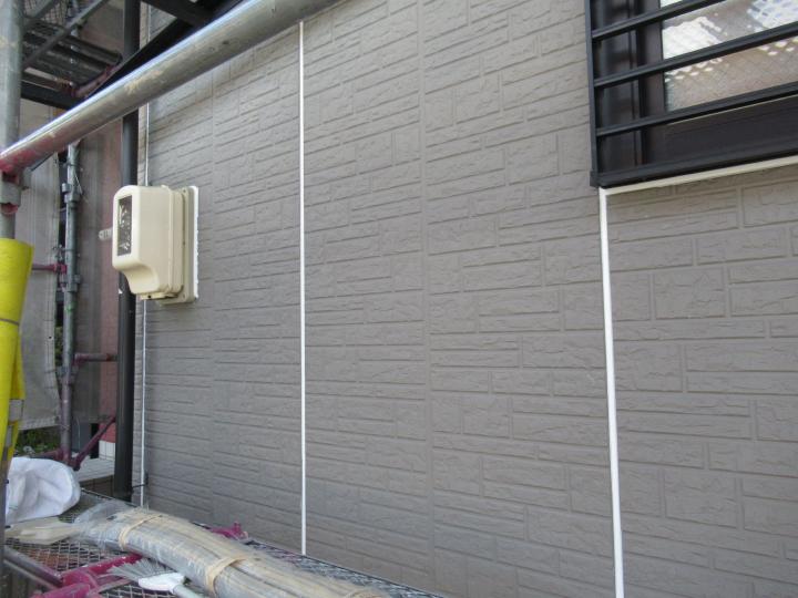 マスキングテープ養生を撤去してシーリング完成させてます。