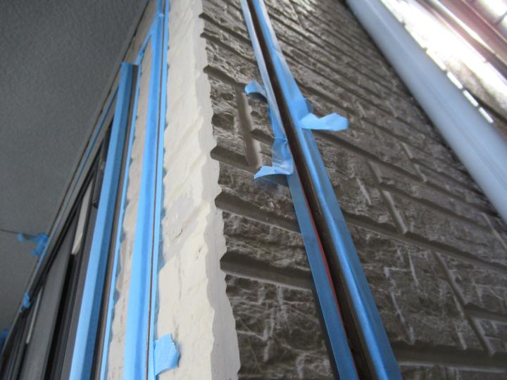 既設シーリングを撤去した後にマスキングテープ養生を行います。