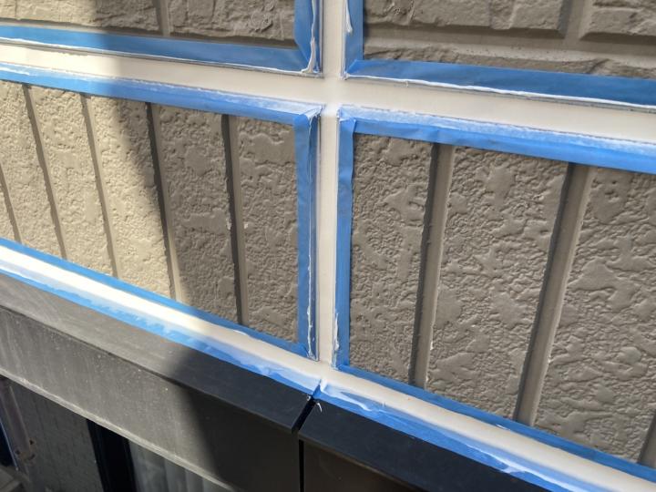 シーリング充填後、ヘラで押さえます。