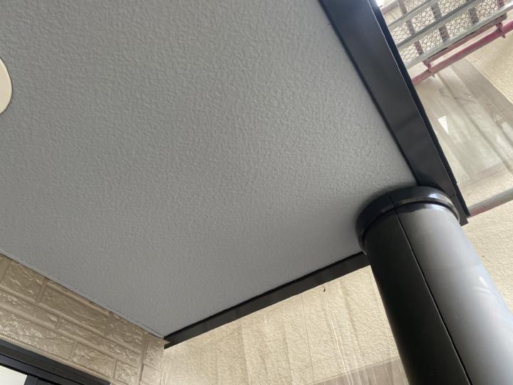 軒天の塗装を行います。
