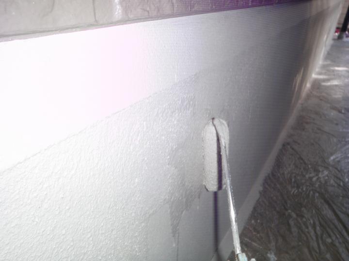 基礎巾木の塗装を行います。