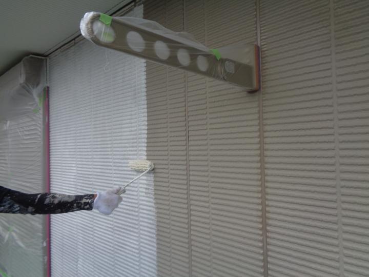 外壁塗装の下塗りには特殊弾性フィラーを塗装し、密着力と防水性能を高めます。