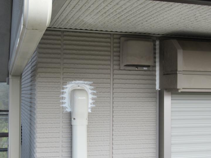 エアコンスリムダクト周りのシーリングを行います。