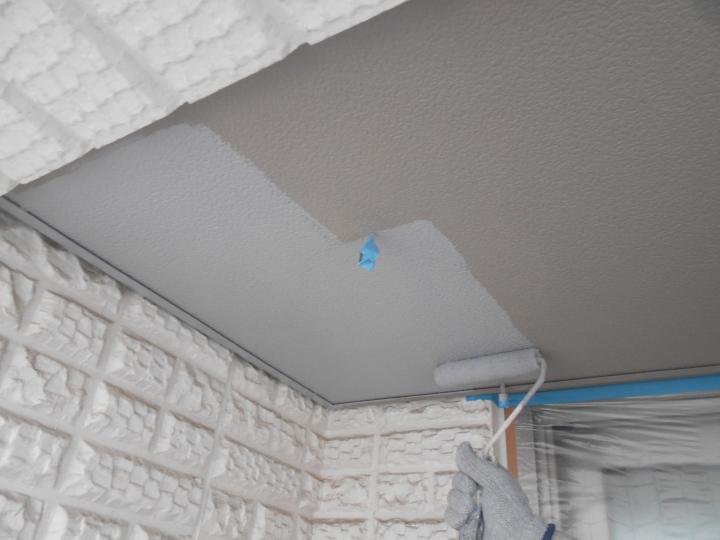 軒天塗装を行います。