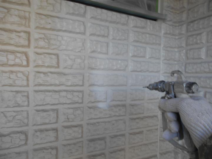 凹凸が大きい外壁はローラーや刷毛では施工しづらい部位もあるので、吹付塗装にて仕上げます。