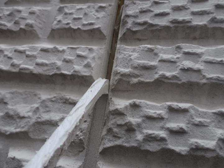 既設シーリングを撤去します。