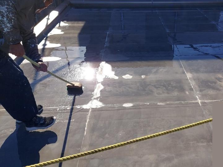 屋上塩ビシート防水を施工する前に清掃を実施します。