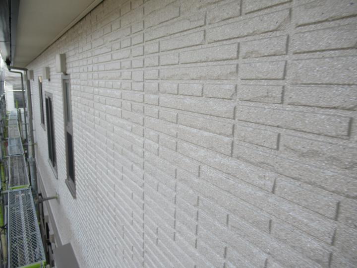 外壁塗装に使用した多彩模様塗料は色褪せしづらく耐久性抜群の仕上がりです。