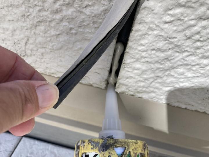 浮いたパッキンはシーリングを使用し接着させてます。