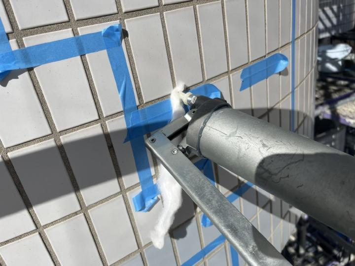 磁器タイル浮き部にはエポキシ樹脂注入を行い剥落事故を防止します。