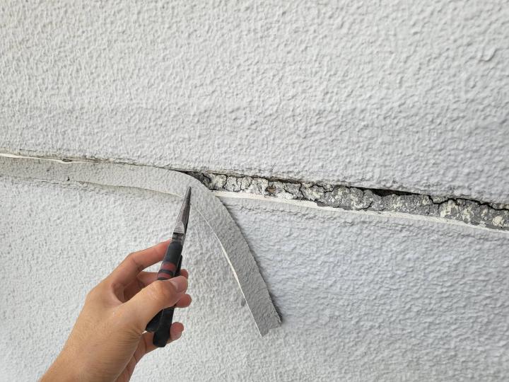 既設シーリングを撤去します。