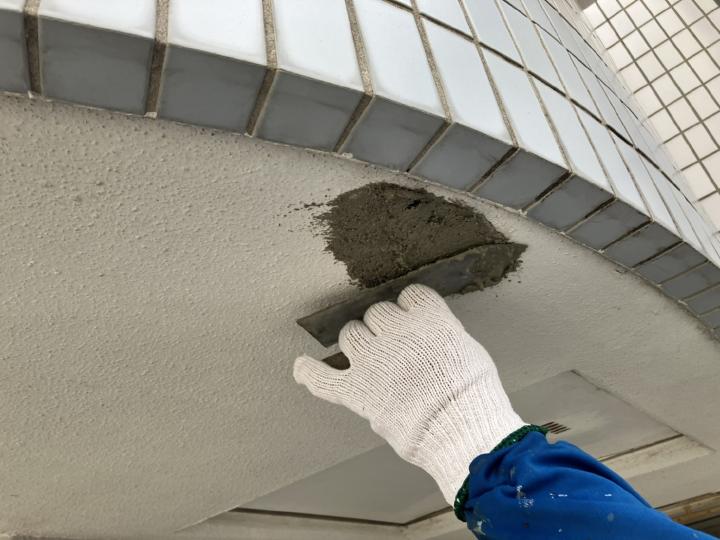 軒天の欠損部は軽量コンクリートで補修を行います。