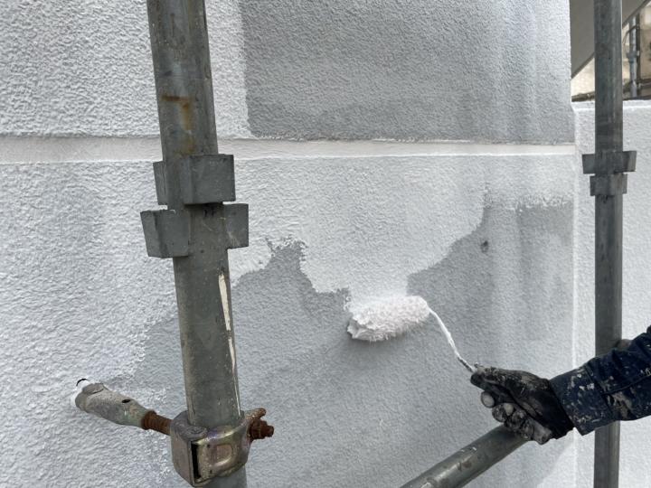 外壁塗装は下塗り塗装後に中塗り塗装を行います。