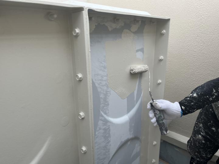 受水槽の塗装を行います。