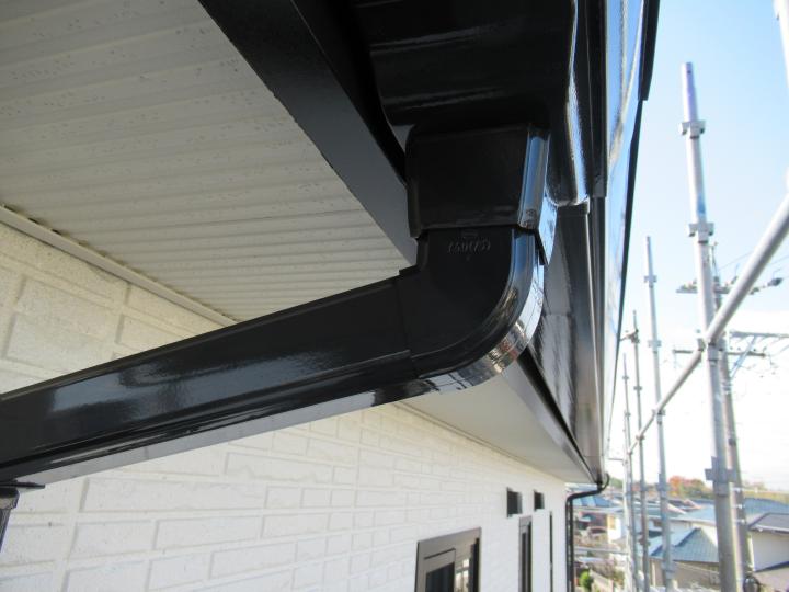 樋はふっ素塗料で塗装を行いました。 