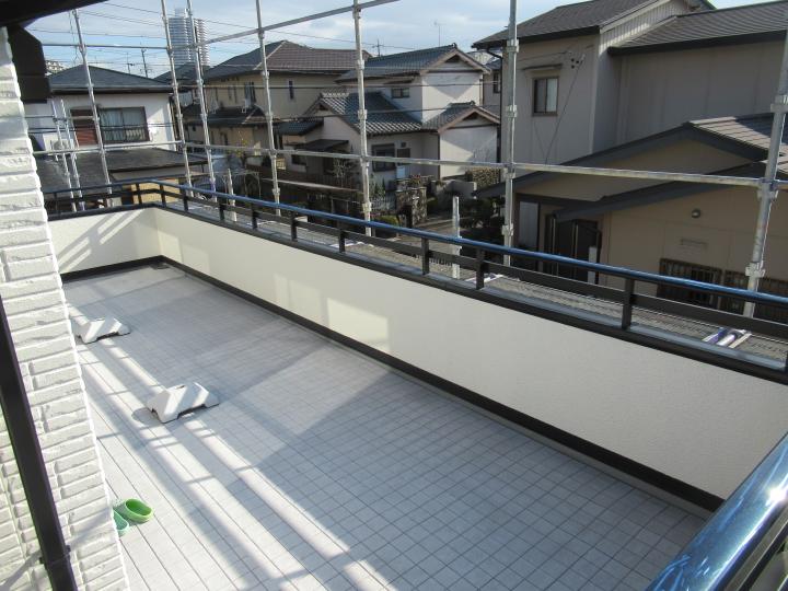 塩ビシート防水を施工したら敷物を元通りに復旧します。