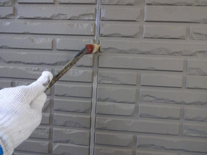 状態の良い乾式パッキン部には特殊プライマーを塗装し、密着力を高めます。