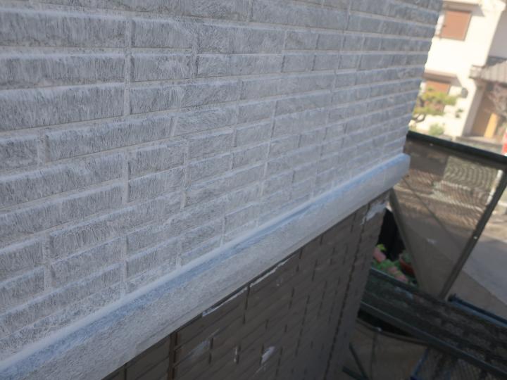 外壁塗装下塗りには特殊弾性フィラーを塗装します。