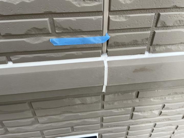 幕板上部及びジョイント部のシーリングを行います。