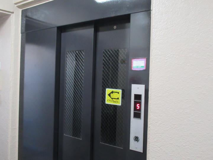エレベーター扉の塗装を塗装を行いました。