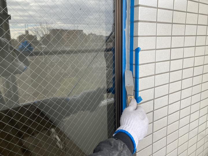 磁器タイルサッシ廻りのシーリング処理を行います。