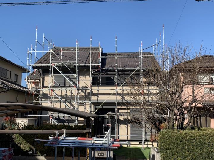 足場設置を行います。