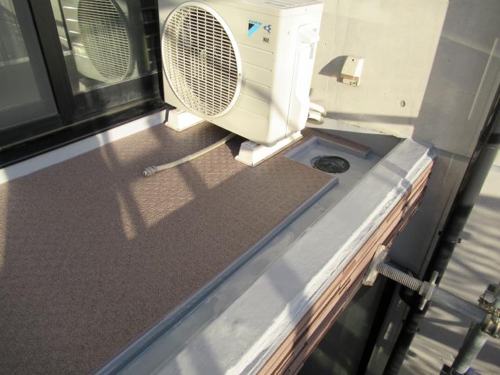 ウレタン防水の上に長尺シート貼りを実施致しました。