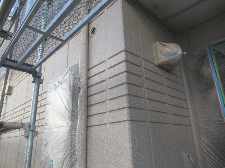 外壁塗装は多彩模様塗料の吹付塗装で仕上げます。