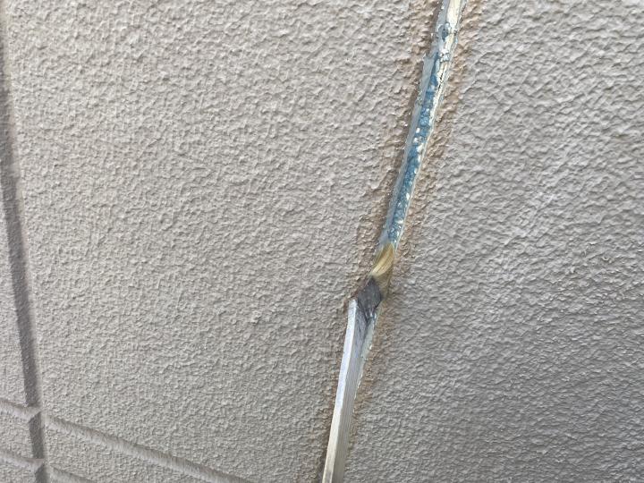 既設シーリングを撤去した上でシーリングプライマーを塗布します。