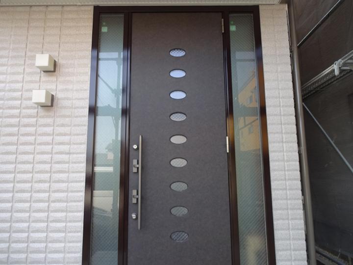 玄関枠を決定色で塗装を行いました。 
