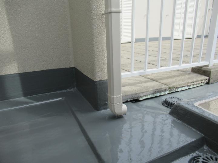 ベランダ床はウレタン防水を行いました。