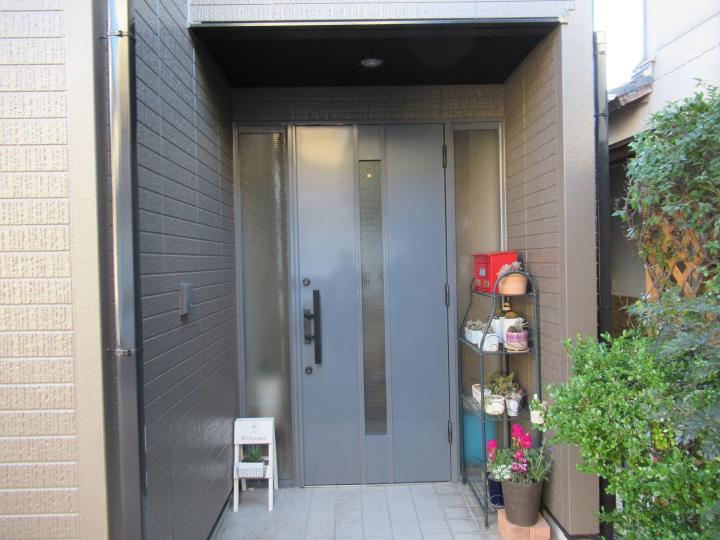 玄関枠の塗装を行いました。