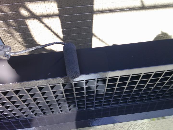 ベランダ手摺の塗装を行います。