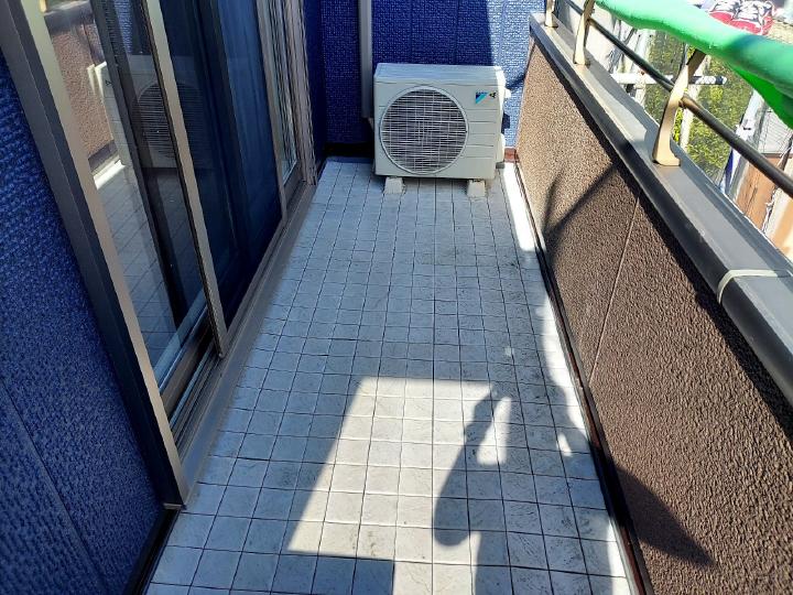 ベランダ防水完了後に既存敷物を復旧しました。