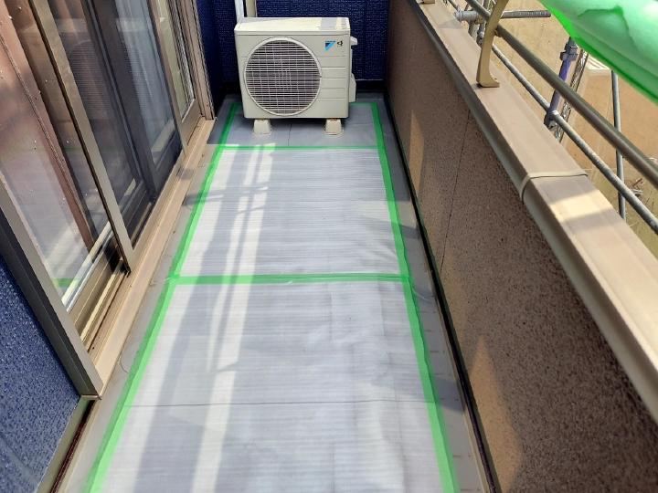 ベランダ防水の絶縁シートを貼り付けます。